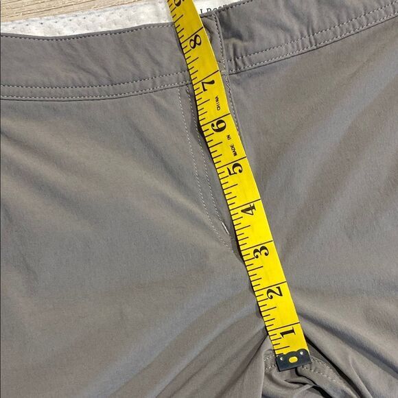 L.L. Bean Stretch Hiking Capri Pants Taupe Zip Pockets Adjustable Waist‎ Size 6 - Picture 10 of 14